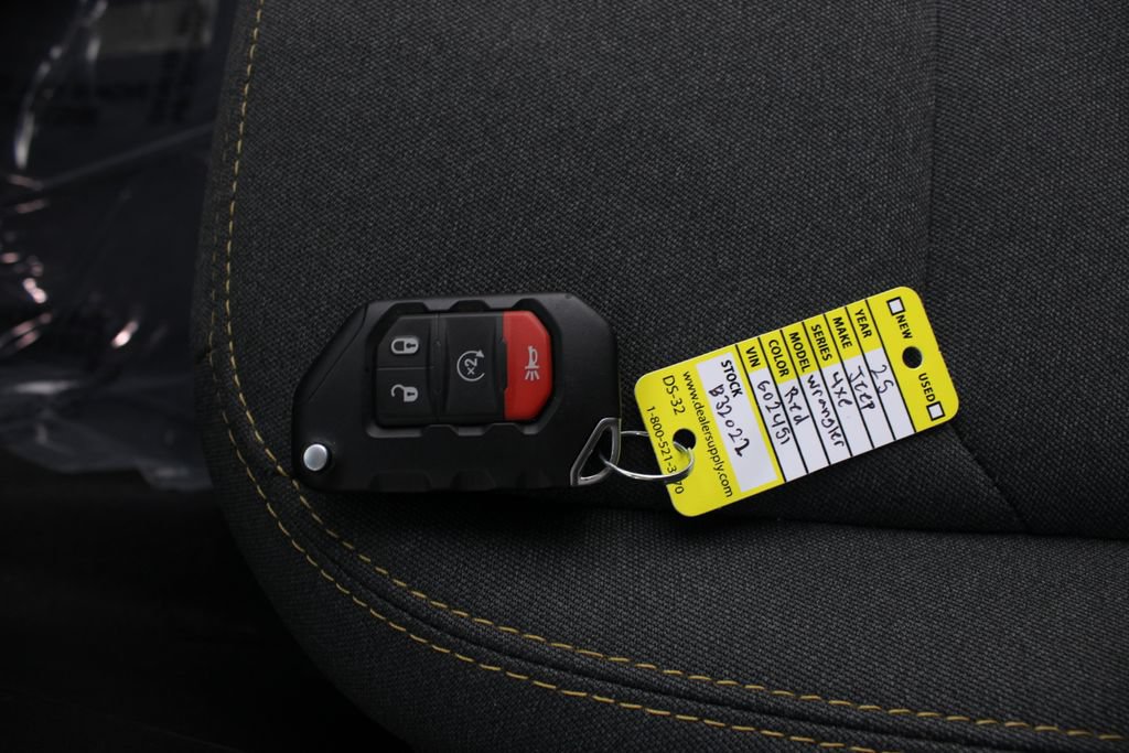 Used 2025 Jeep Wrangler Unlimited Sahara AWD/4WD image 7