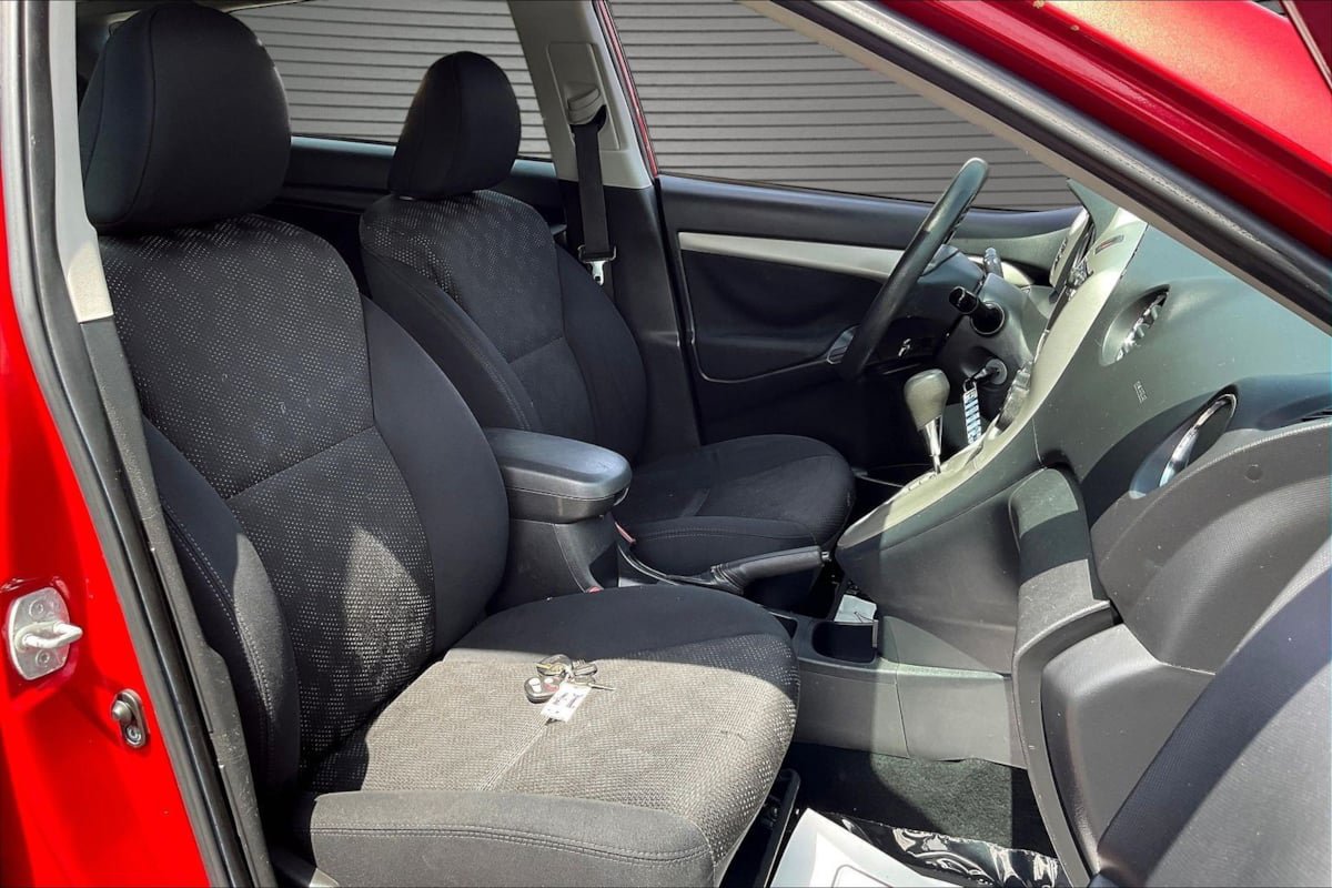 Used 2010 Pontiac Vibe w/ Preferred Package FWD image 26
