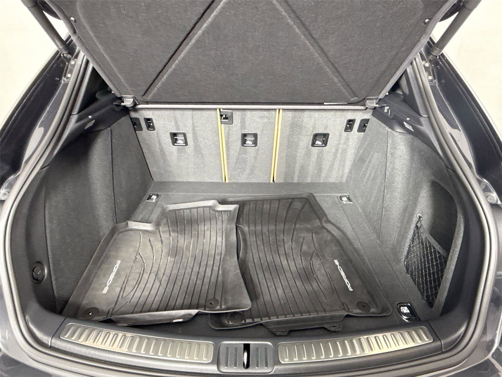 Used 2024 Porsche Macan T w/ Premium Plus Package image 36