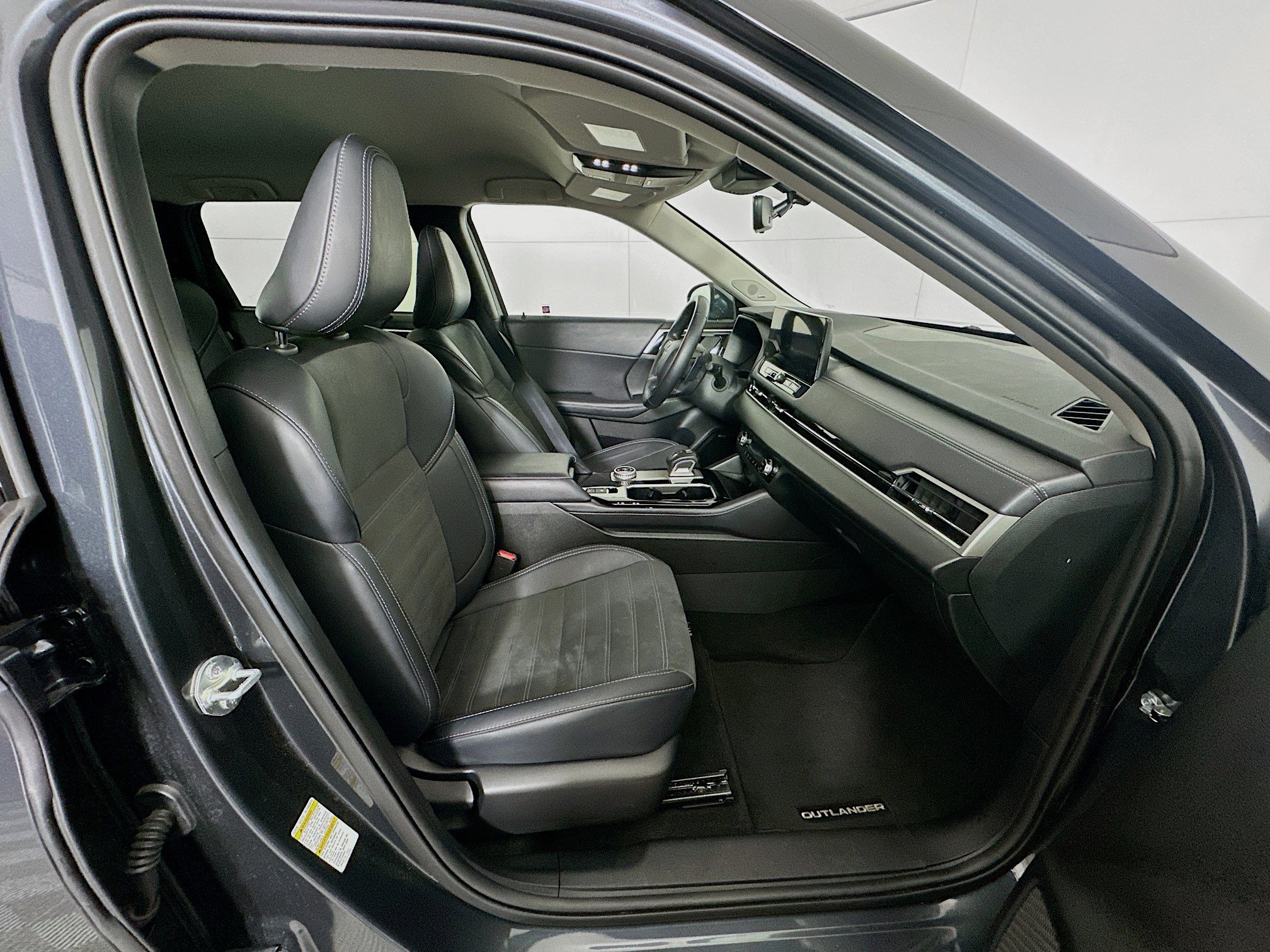 Used 2025 Mitsubishi Outlander SE AWD/4WD image 34