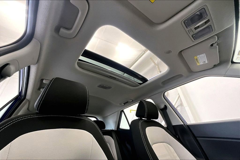 Used 2023 Hyundai Venue SEL FWD image 17