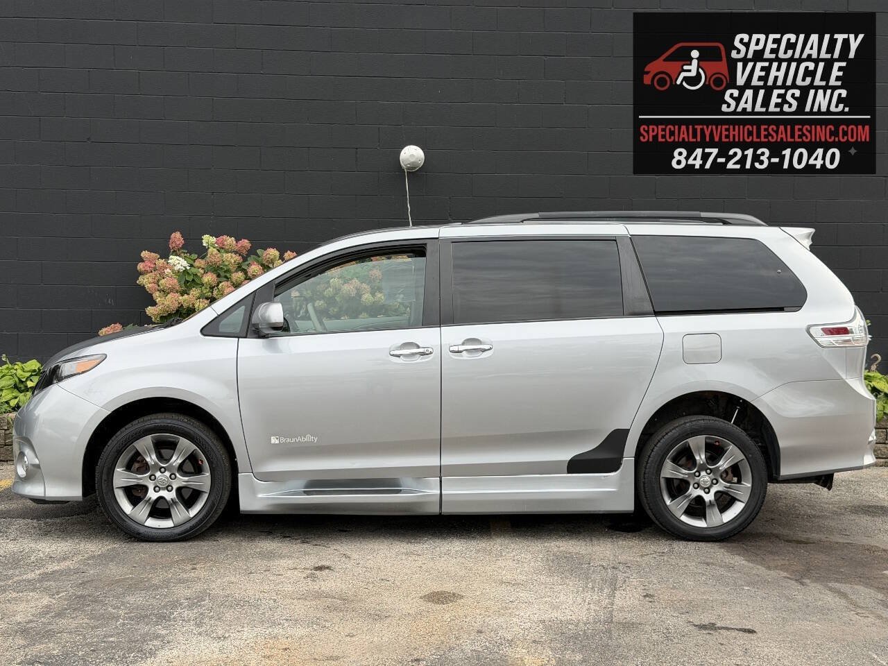 Used 2014 Toyota Sienna SE FWD image 8