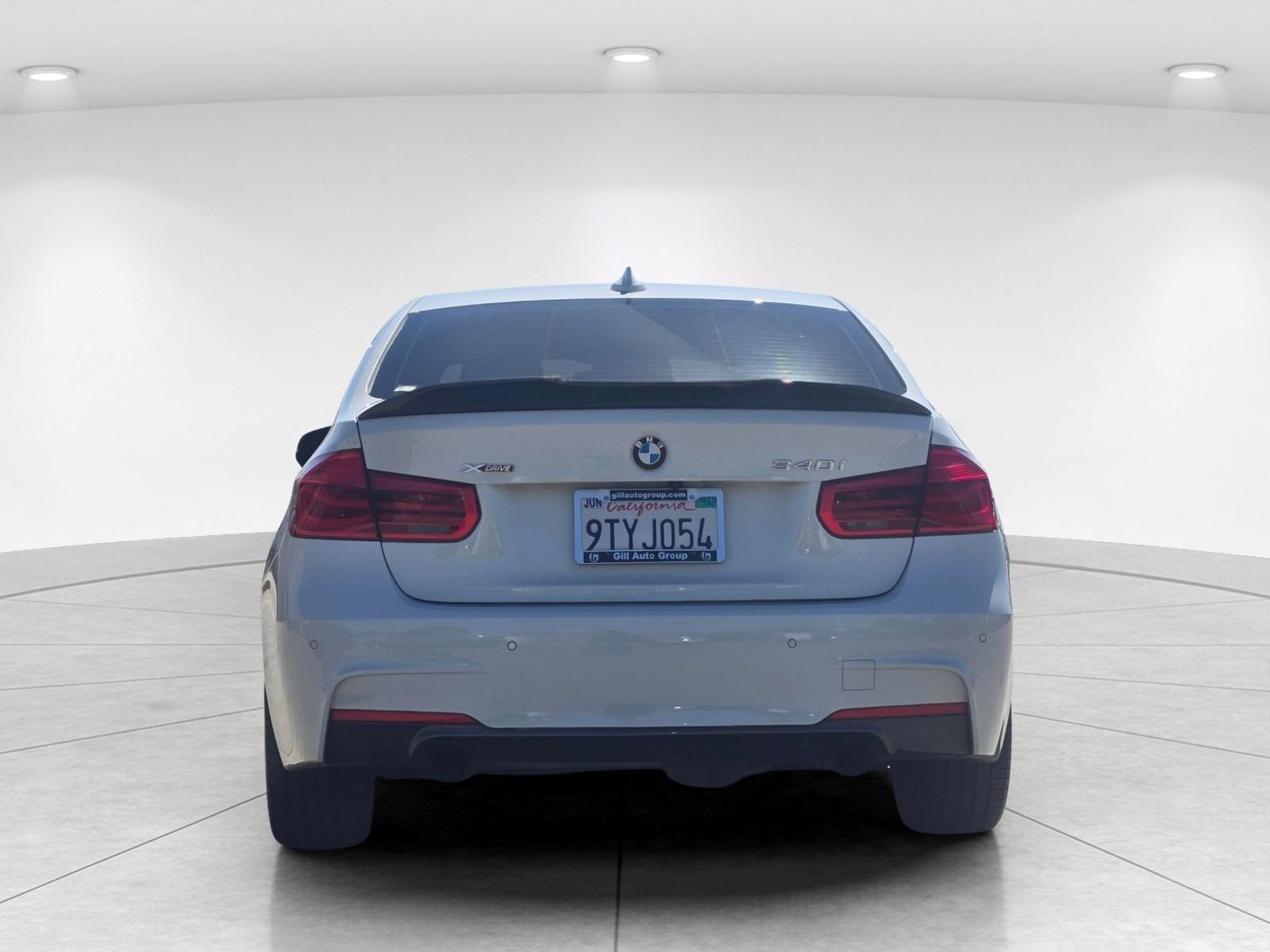 Used 2017 BMW 340i xDrive Sedan w/ Technology Package AWD/4WD image 4