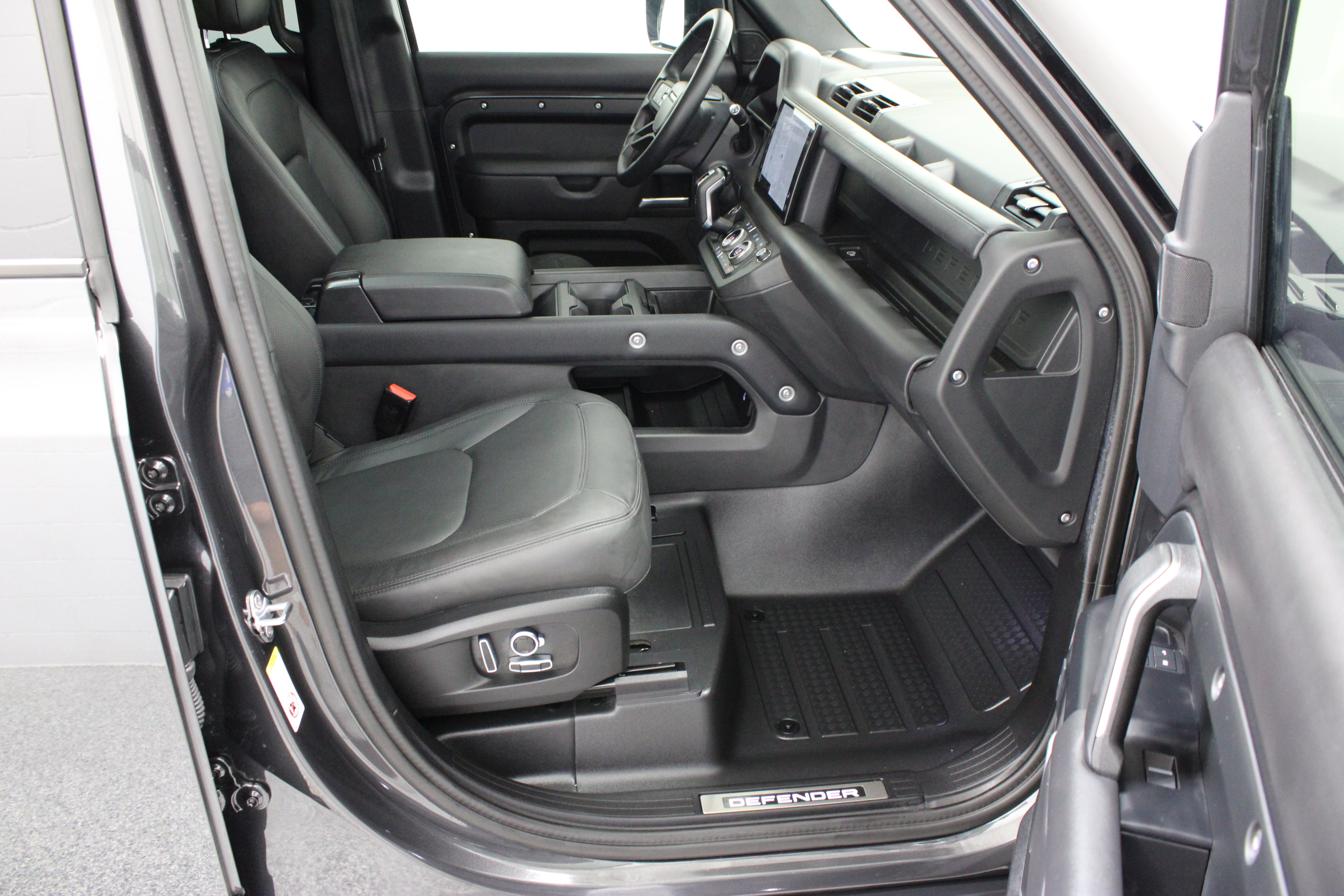 Used 2025 Land Rover Defender 130 Outbound AWD/4WD image 40