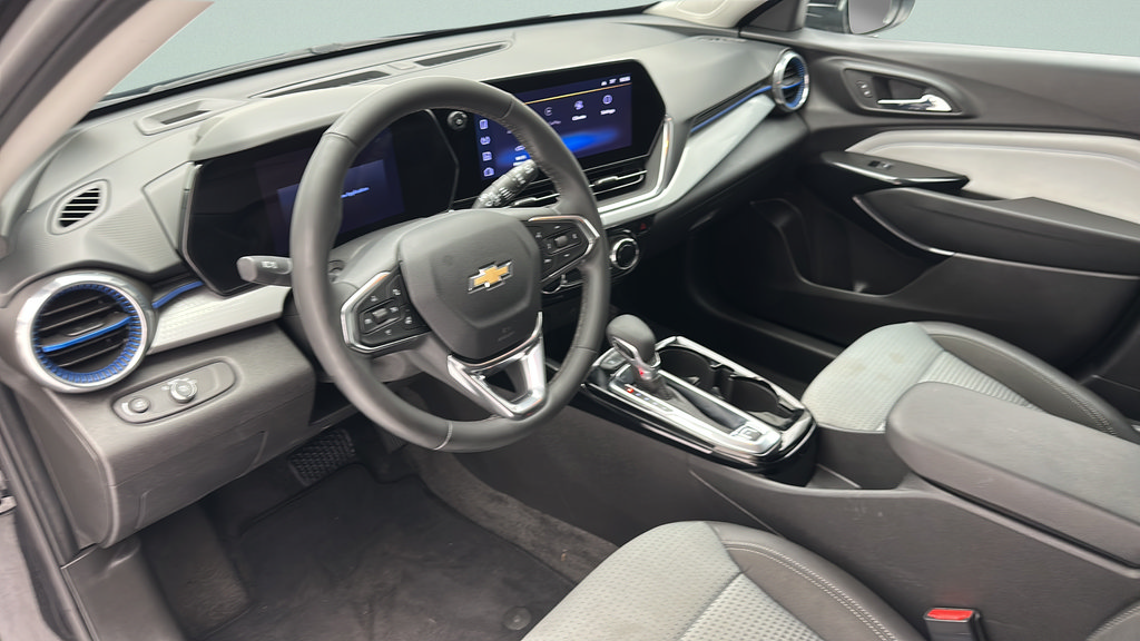 Used 2025 Chevrolet Trax LT w/ LT Convenience Package FWD image 12