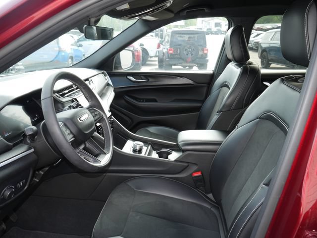 Used 2025 Jeep Grand Cherokee Altitude AWD/4WD image 2