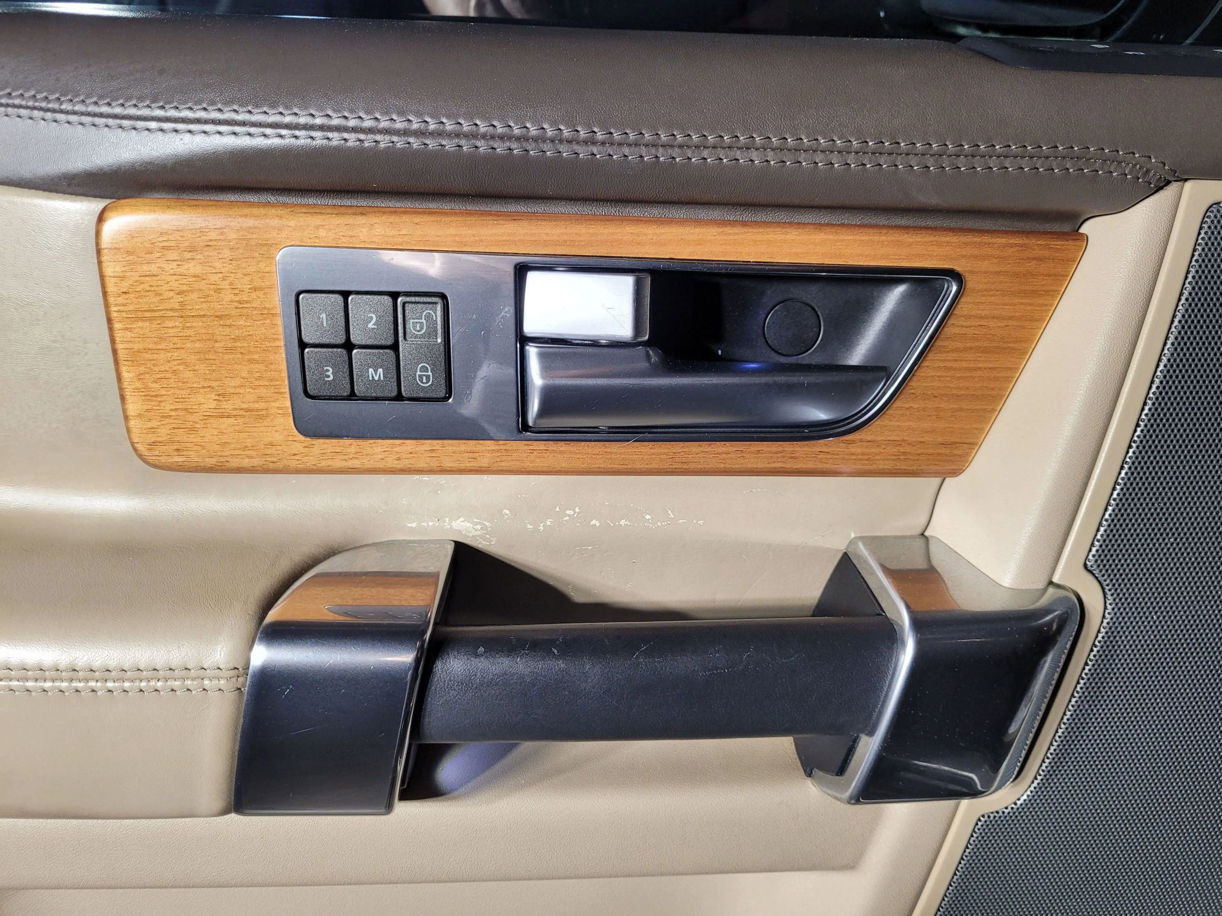 Used 2015 Land Rover LR4 HSE LUX image 18