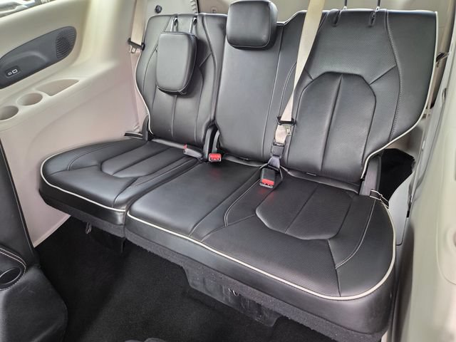 Used 2023 Chrysler Pacifica Limited FWD image 13