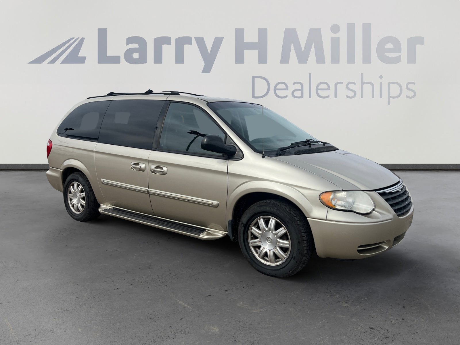 Used 2005 Chrysler Town & Country Touring w/ Trailer Tow Group image 7