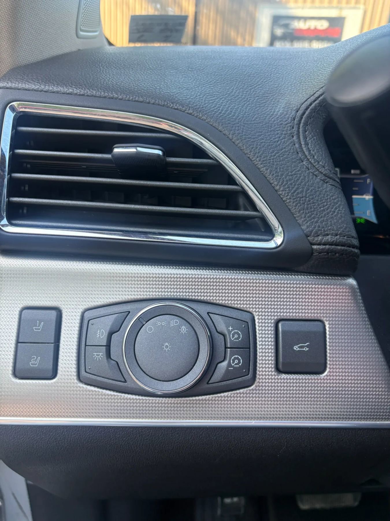 Used 2013 Lincoln MKX AWD image 16