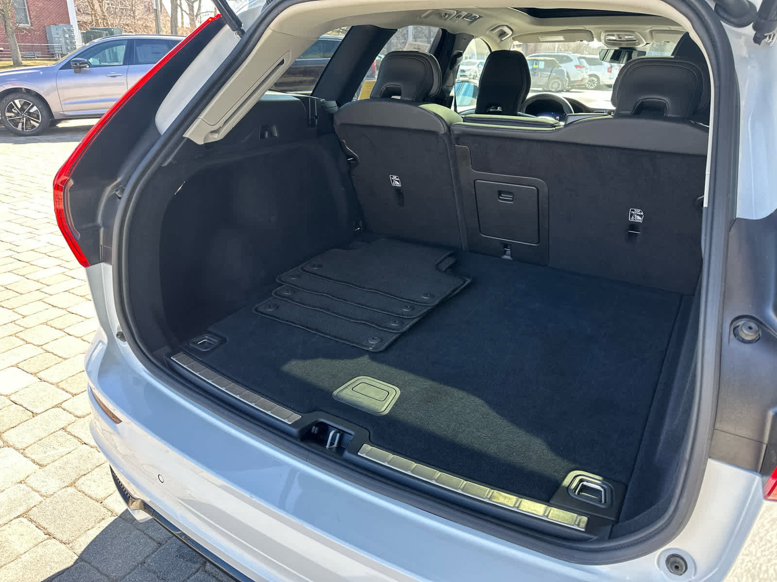 Used 2025 Volvo XC60 B5 Plus image 27