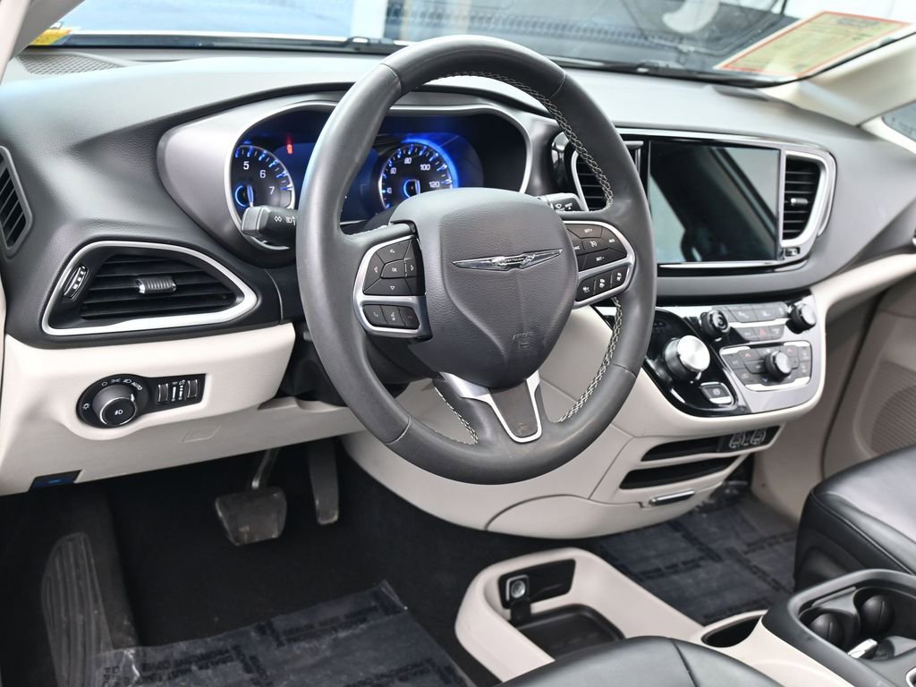 Used 2023 Chrysler Pacifica Touring-L image 13