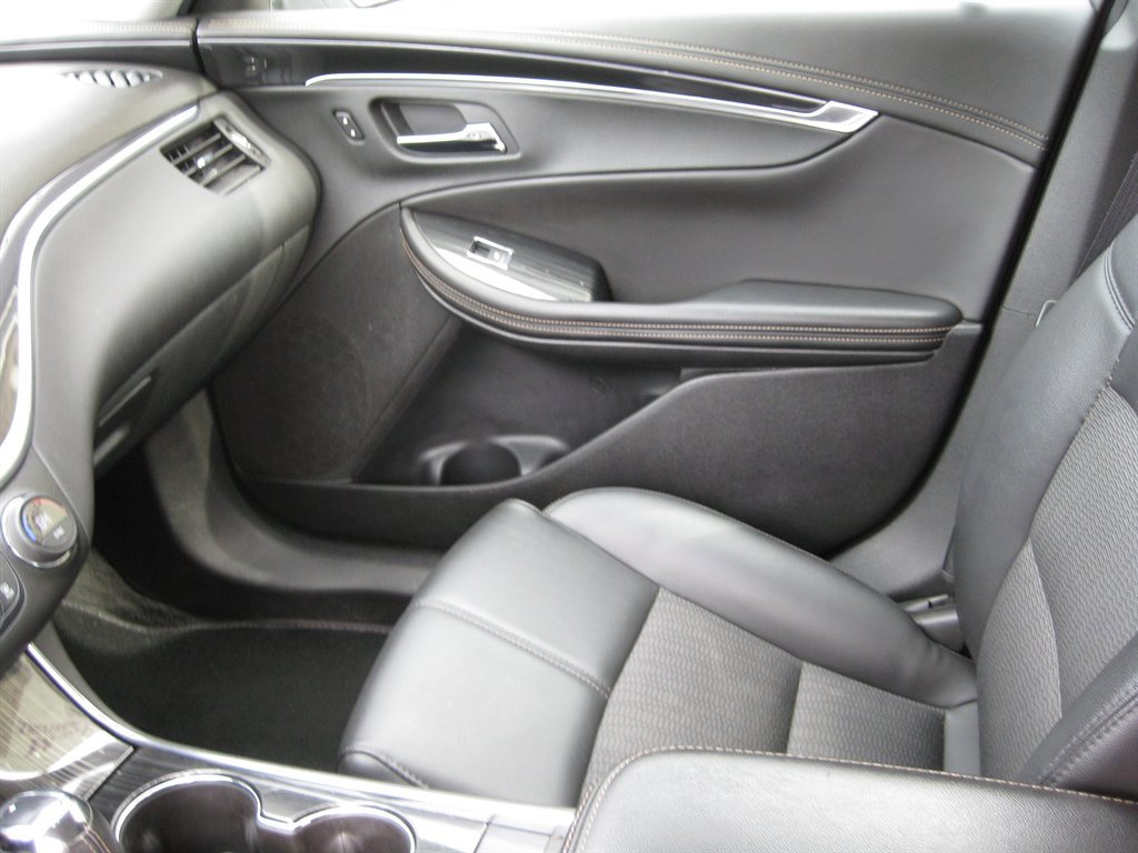 Used 2018 Chevrolet Impala LT FWD image 18