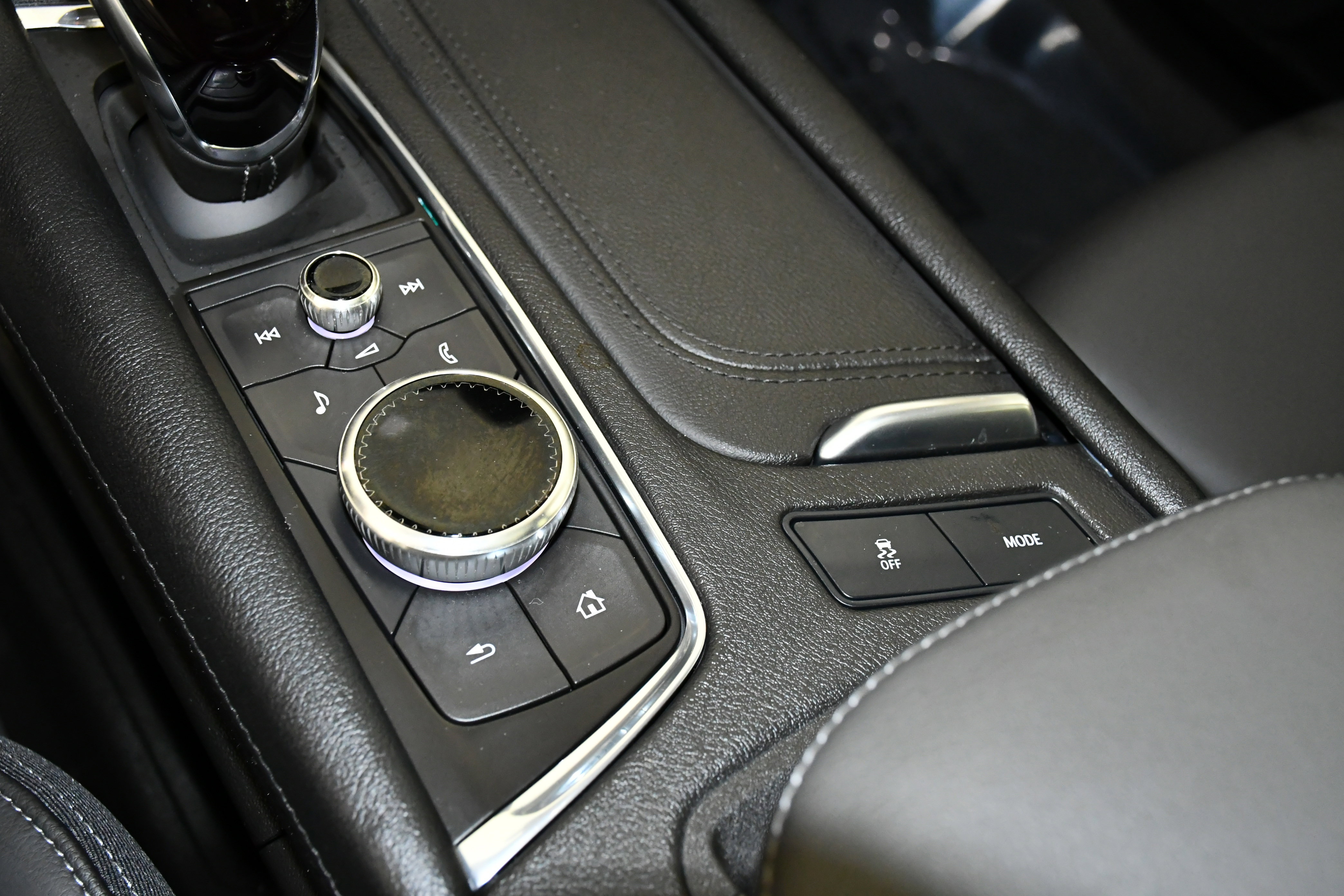 Used 2025 Cadillac XT6 Luxury image 32