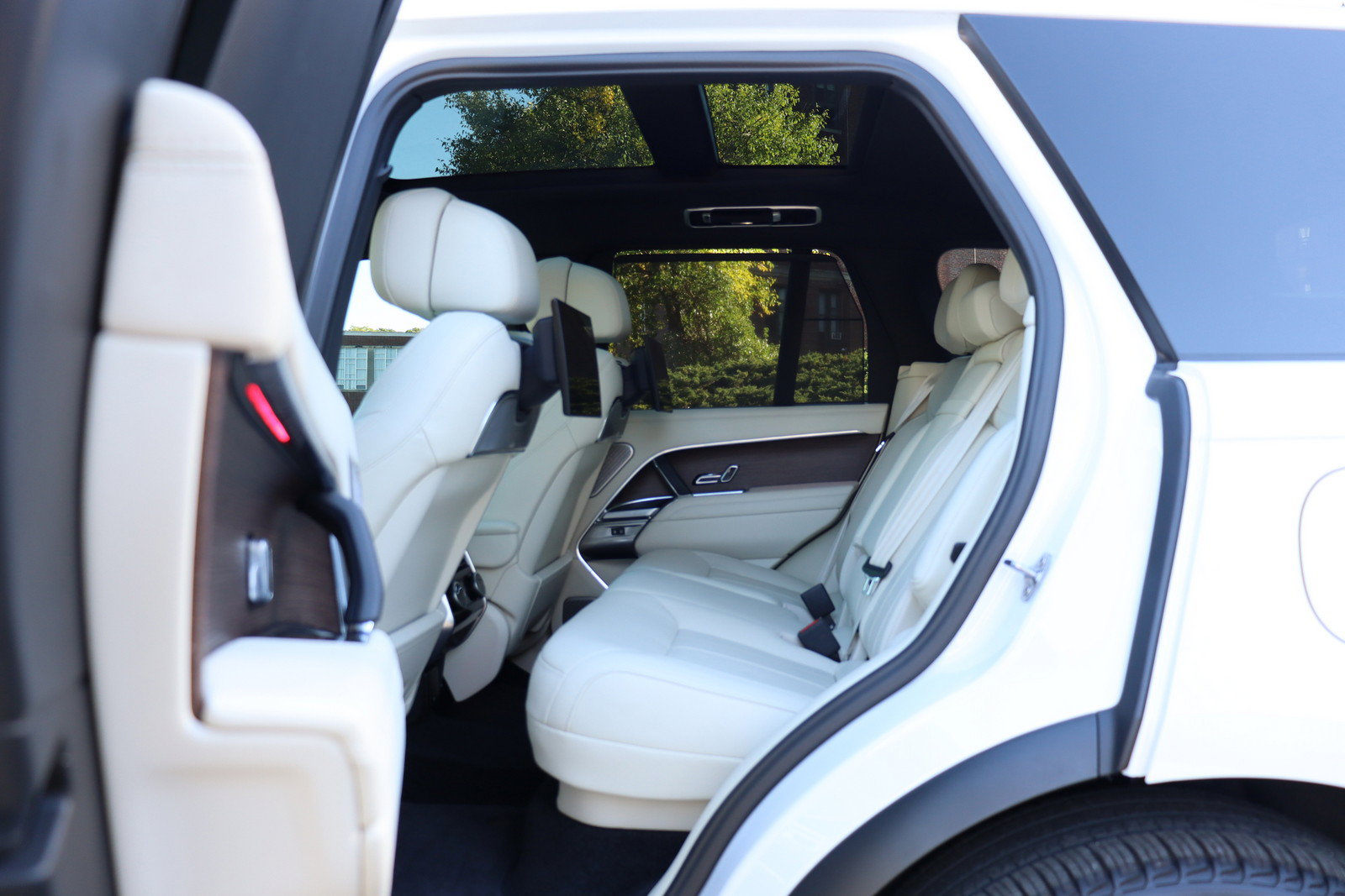 Used 2025 Land Rover Range Rover Autobiography AWD/4WD image 14