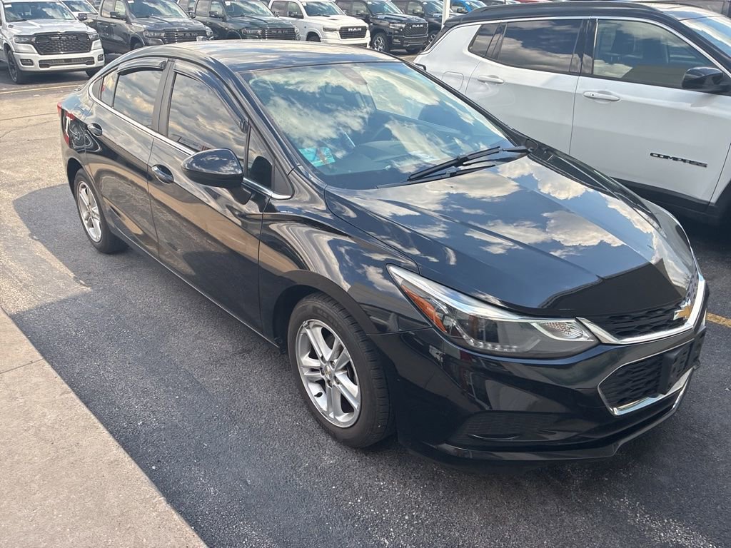 Used 2018 Chevrolet Cruze LT w/ Convenience Package FWD image 2
