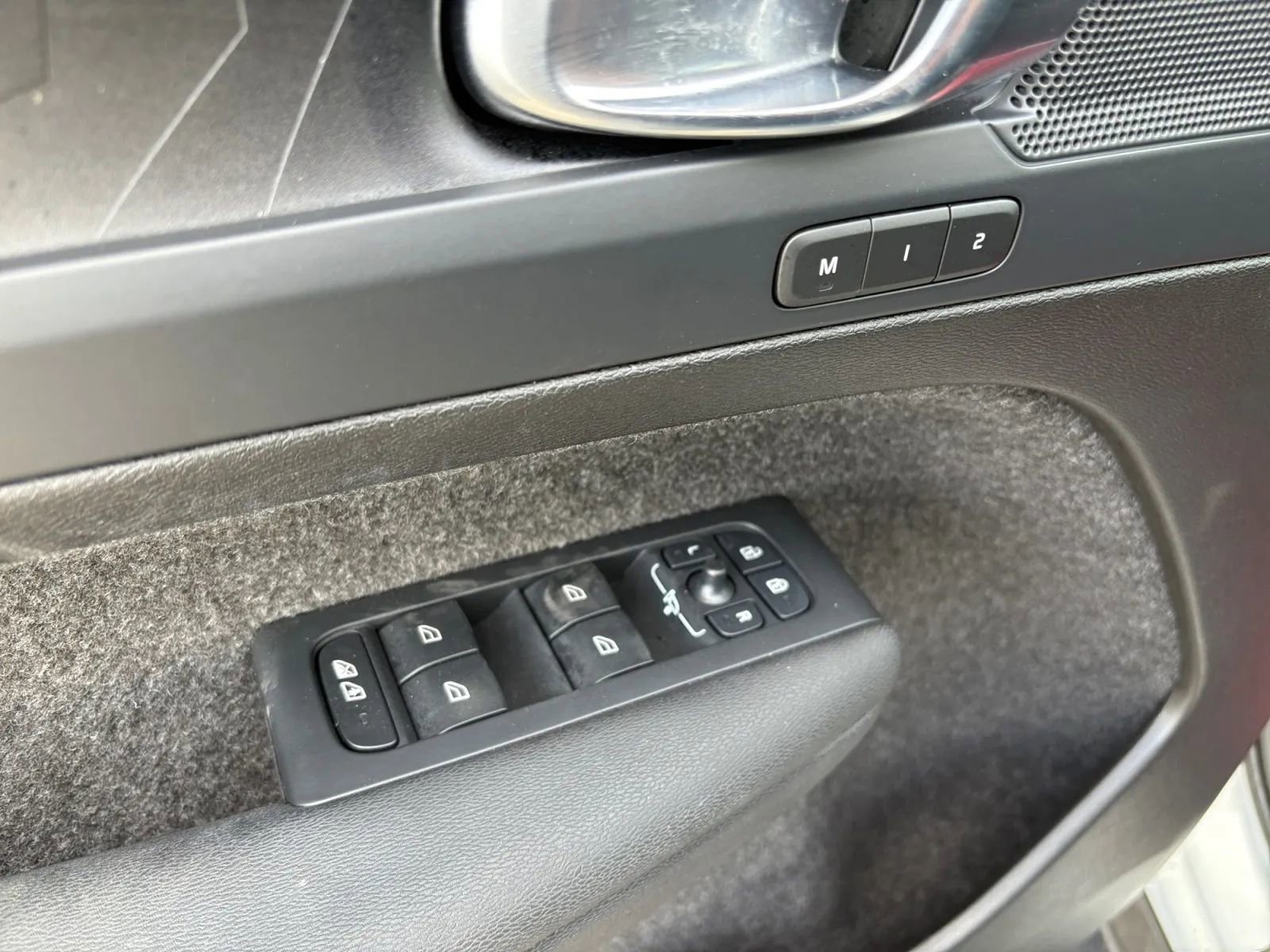 Used 2023 Volvo XC40 Recharge Plus image 11