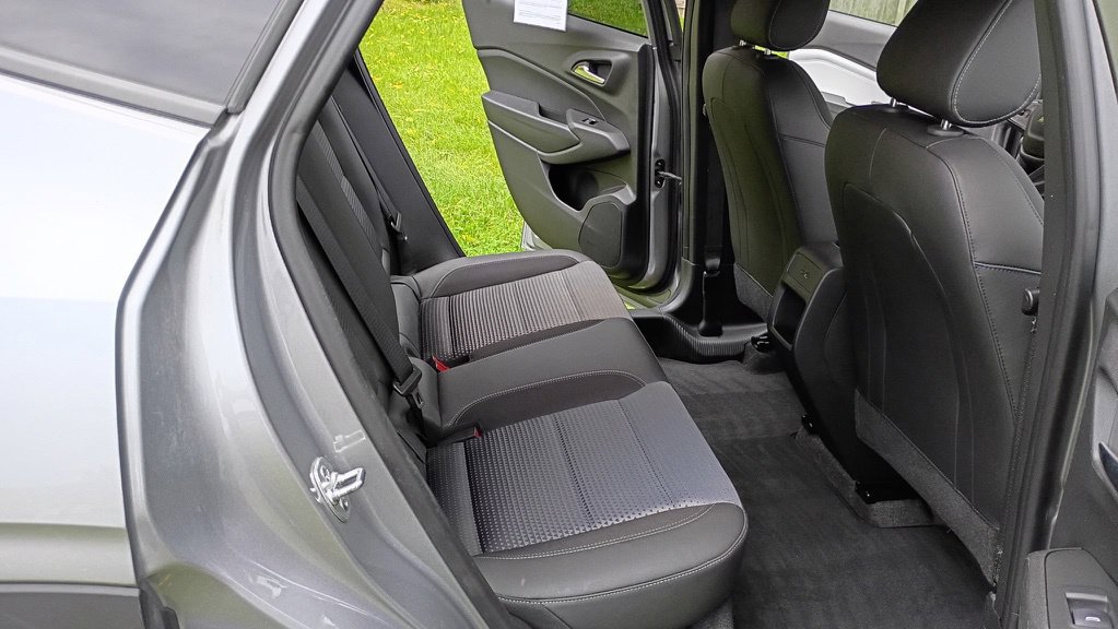 Used 2025 Chevrolet Trax LT w/ LPO, Blackout Package FWD image 13