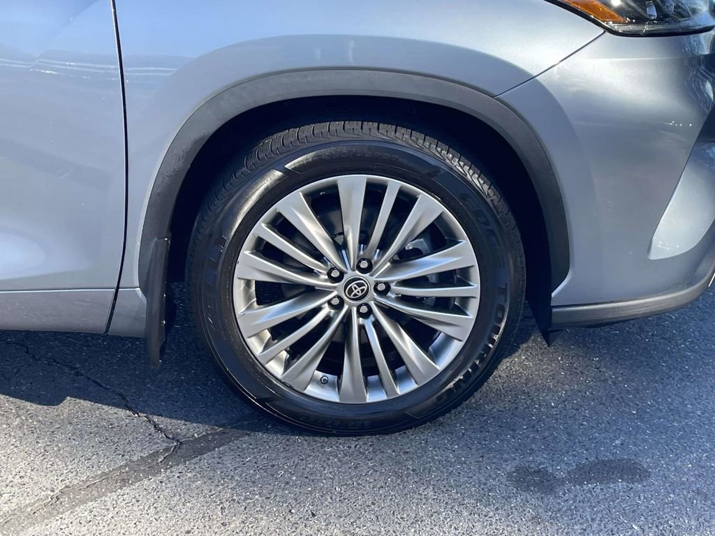 Used 2022 Toyota Highlander Platinum image 12