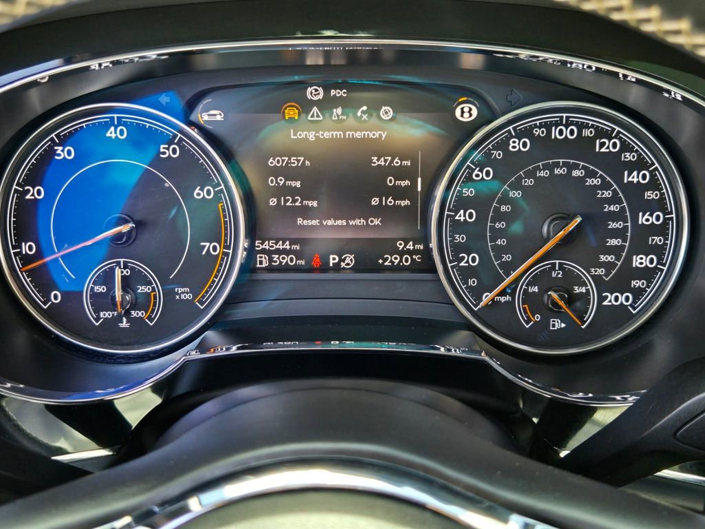 Used 2018 Bentley Bentayga image 29