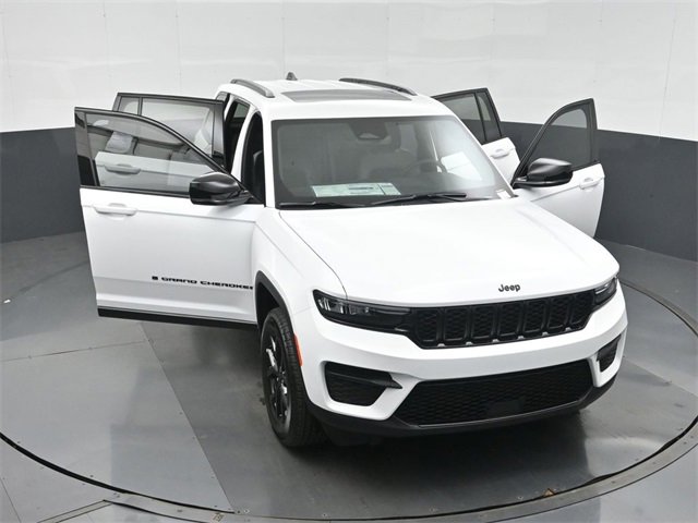 New 2025 Jeep Grand Cherokee Altitude image 45