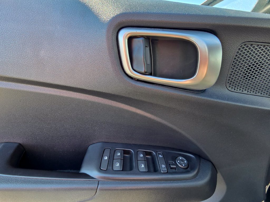 Used 2023 Hyundai Venue SEL FWD image 13