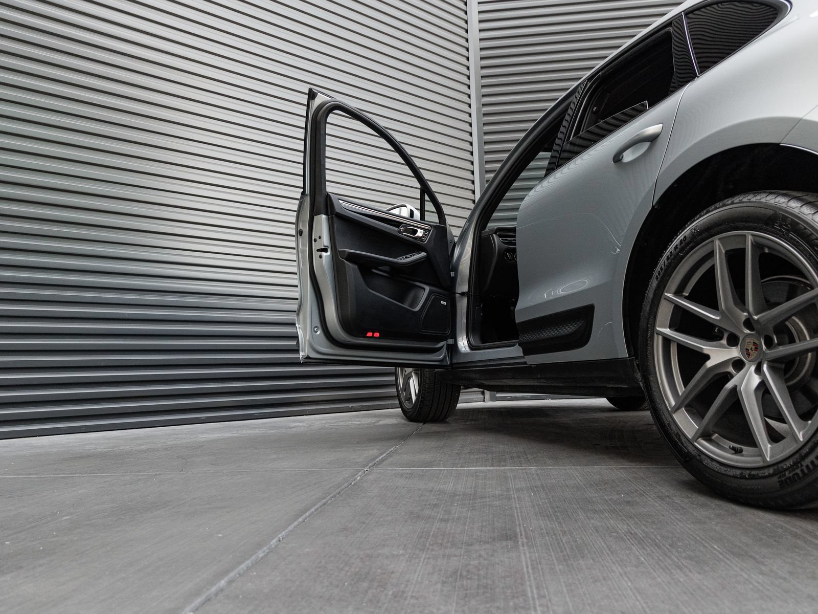 Used 2025 Porsche Macan AWD/4WD image 13