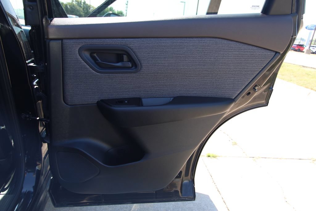 Used 2023 Nissan Rogue S AWD/4WD image 39