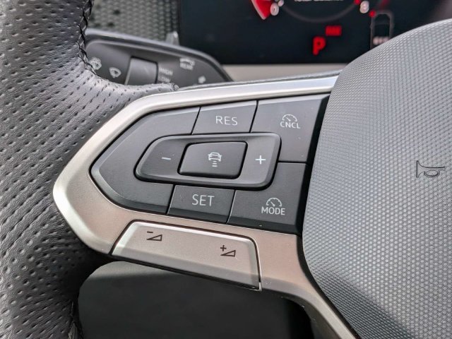 Certified 2025 Volkswagen Tiguan SE R-Line FWD image 26