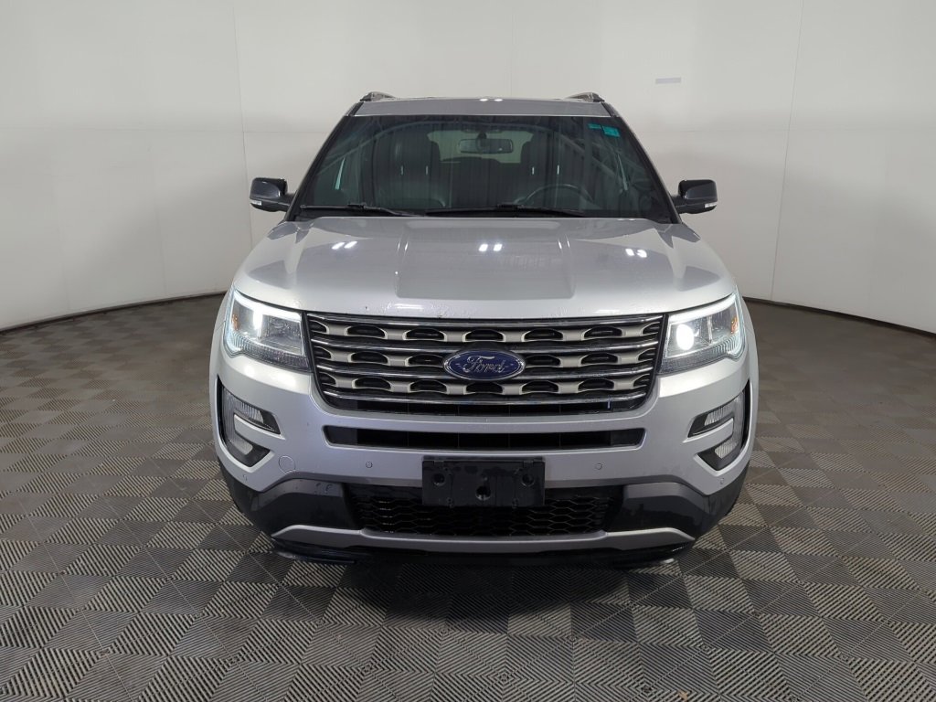 Used 2017 Ford Explorer XLT w/ Equipment Group 202A image 3
