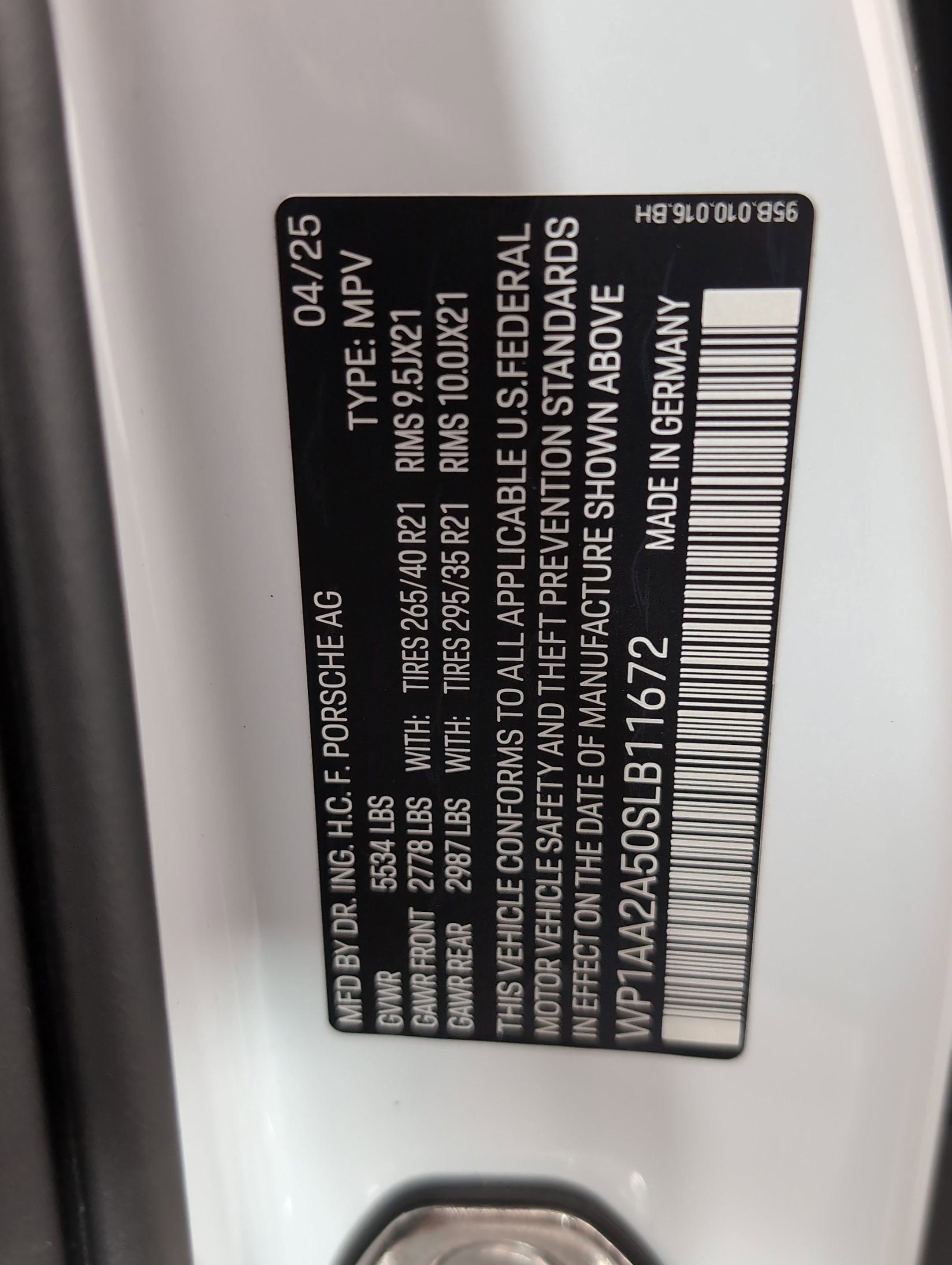 Certified 2025 Porsche Macan AWD/4WD image 29