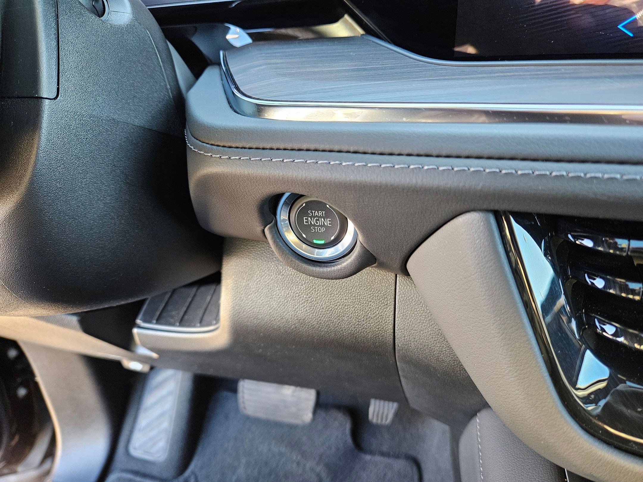 Used 2025 Chevrolet Suburban Z71 w/ Comfort Package image 20