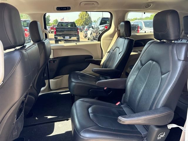 Used 2018 Chrysler Pacifica Touring-L w/ Premium Audio Group FWD image 7