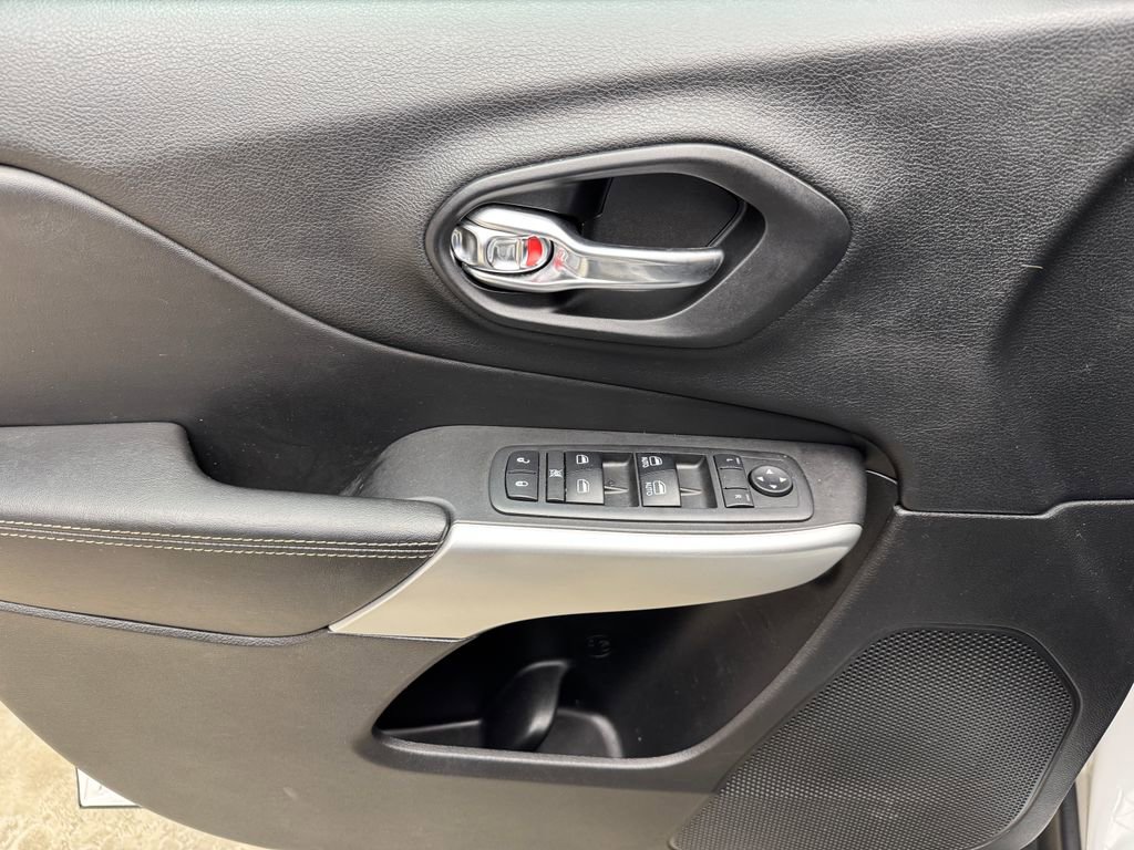 Used 2018 Jeep Cherokee Latitude Plus AWD/4WD image 10