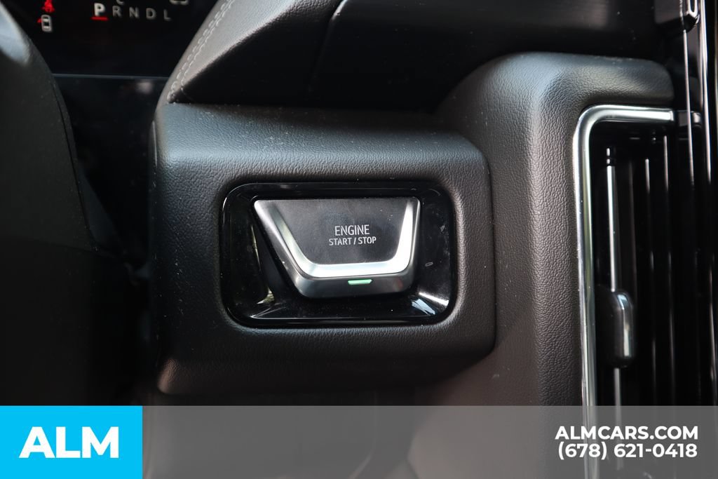 Used 2025 GMC Yukon Denali RWD image 32