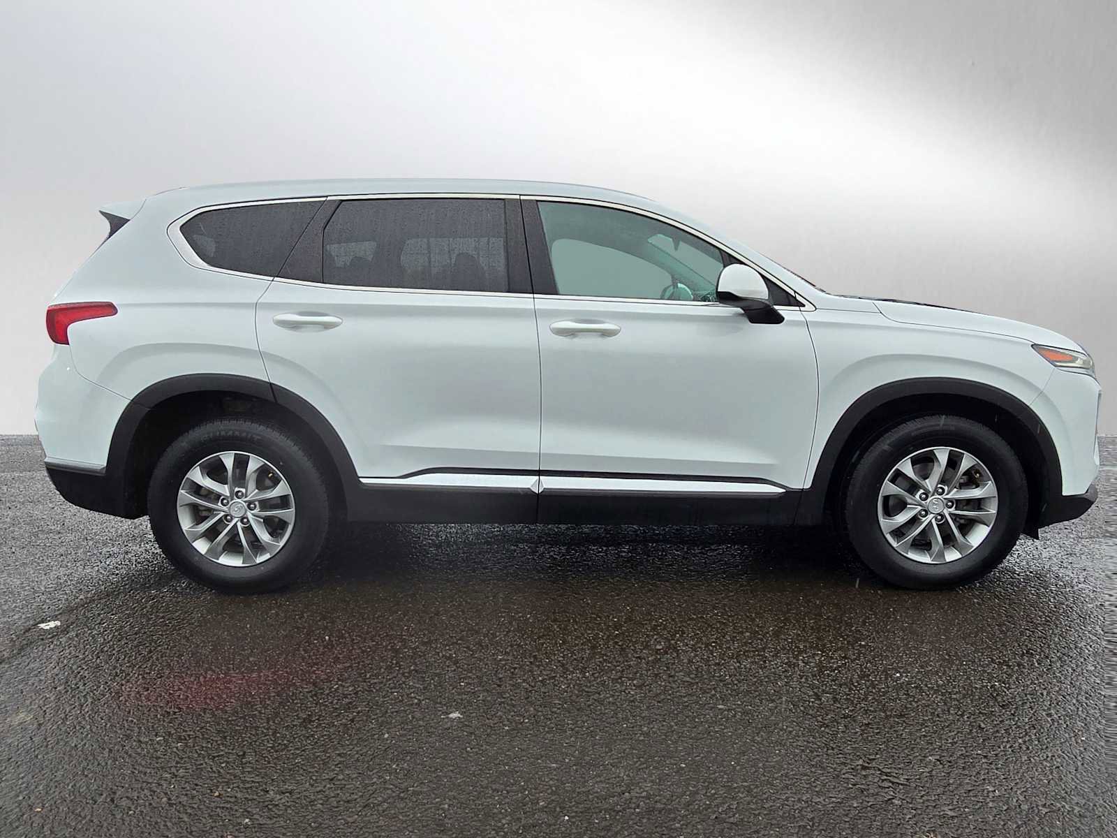 Used 2019 Hyundai Santa Fe SE image 2