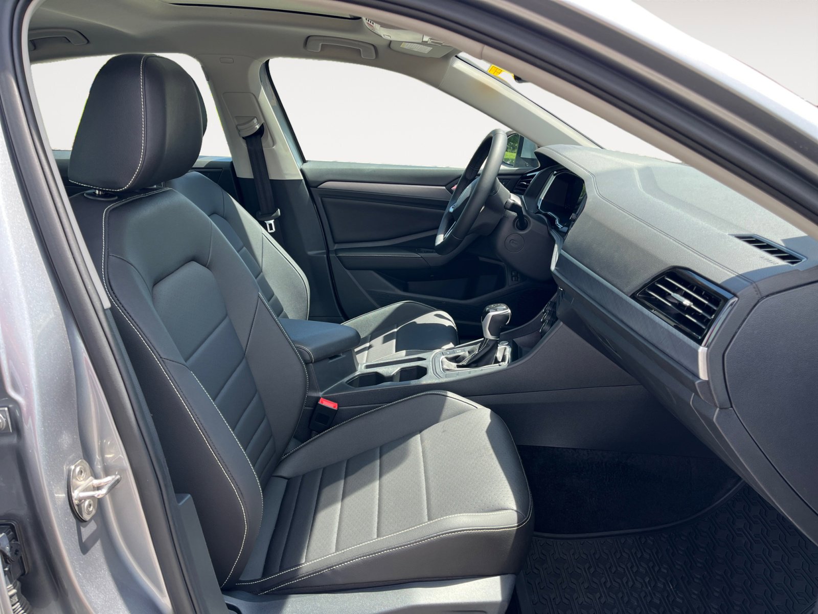 Used 2024 Volkswagen Jetta SE image 23