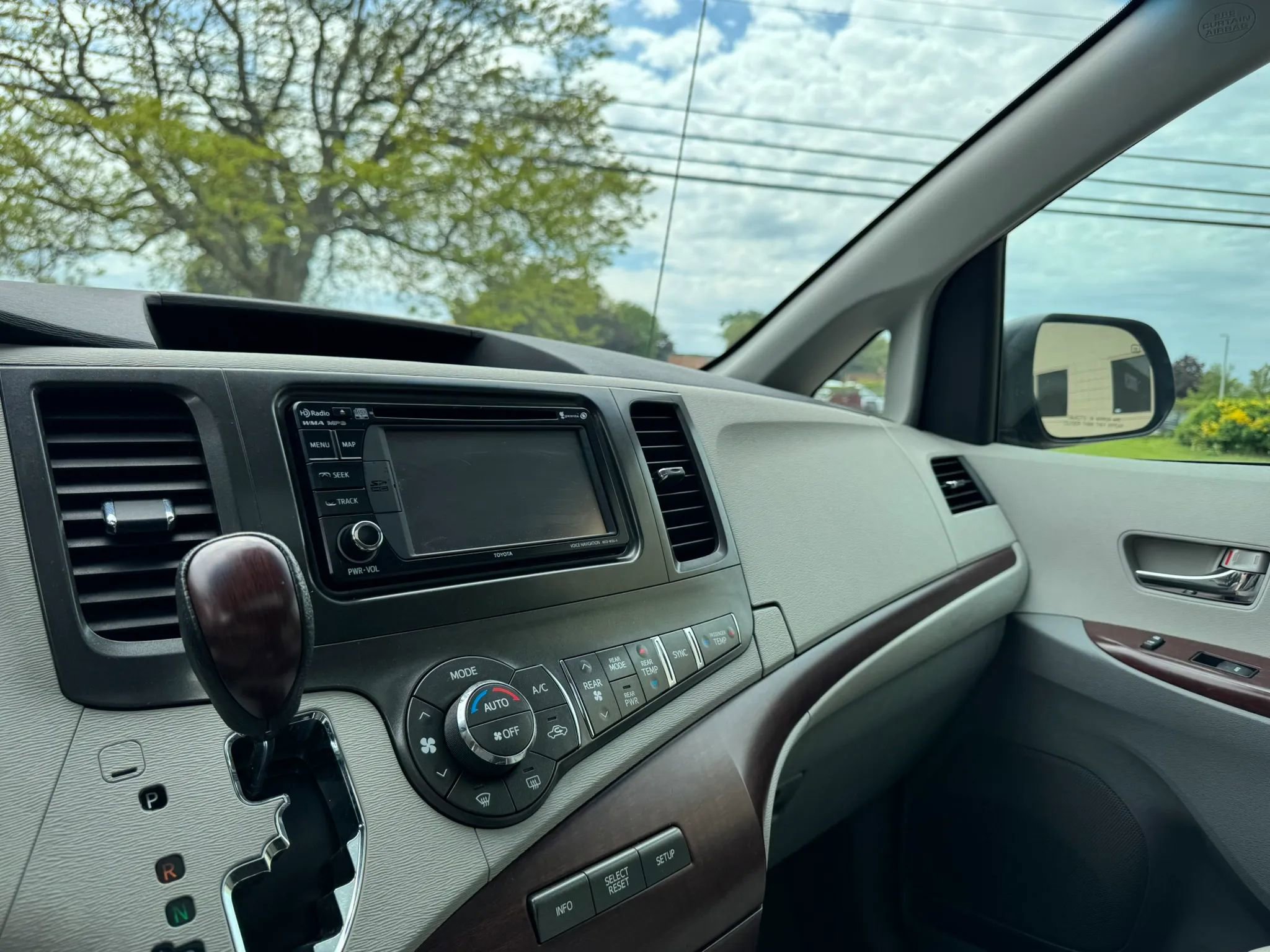 Used 2013 Toyota Sienna XLE FWD image 23