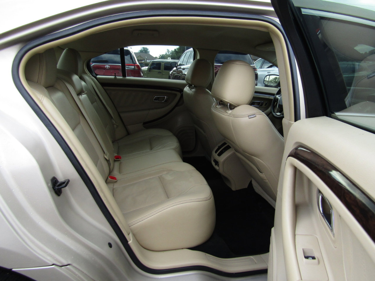 Used 2017 Ford Taurus Limited image 25