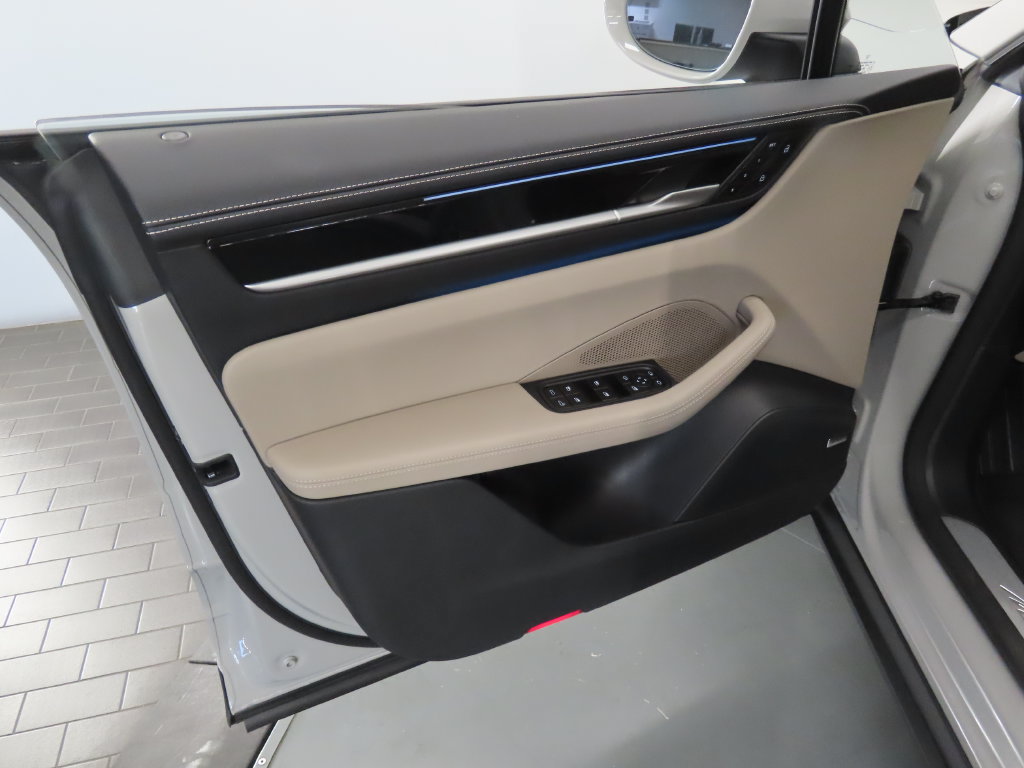 New 2026 Porsche Macan Electric RWD image 36
