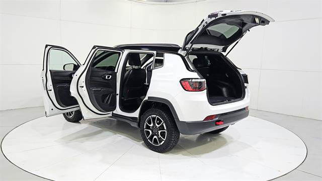 Used 2025 Jeep Compass Trailhawk AWD/4WD image 31