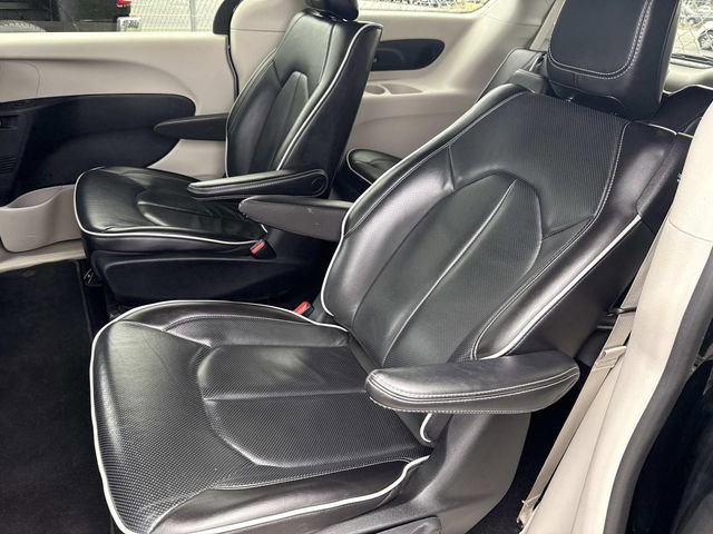 Used 2023 Chrysler Pacifica Limited image 17