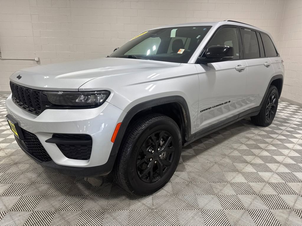 Used 2025 Jeep Grand Cherokee Altitude image 8
