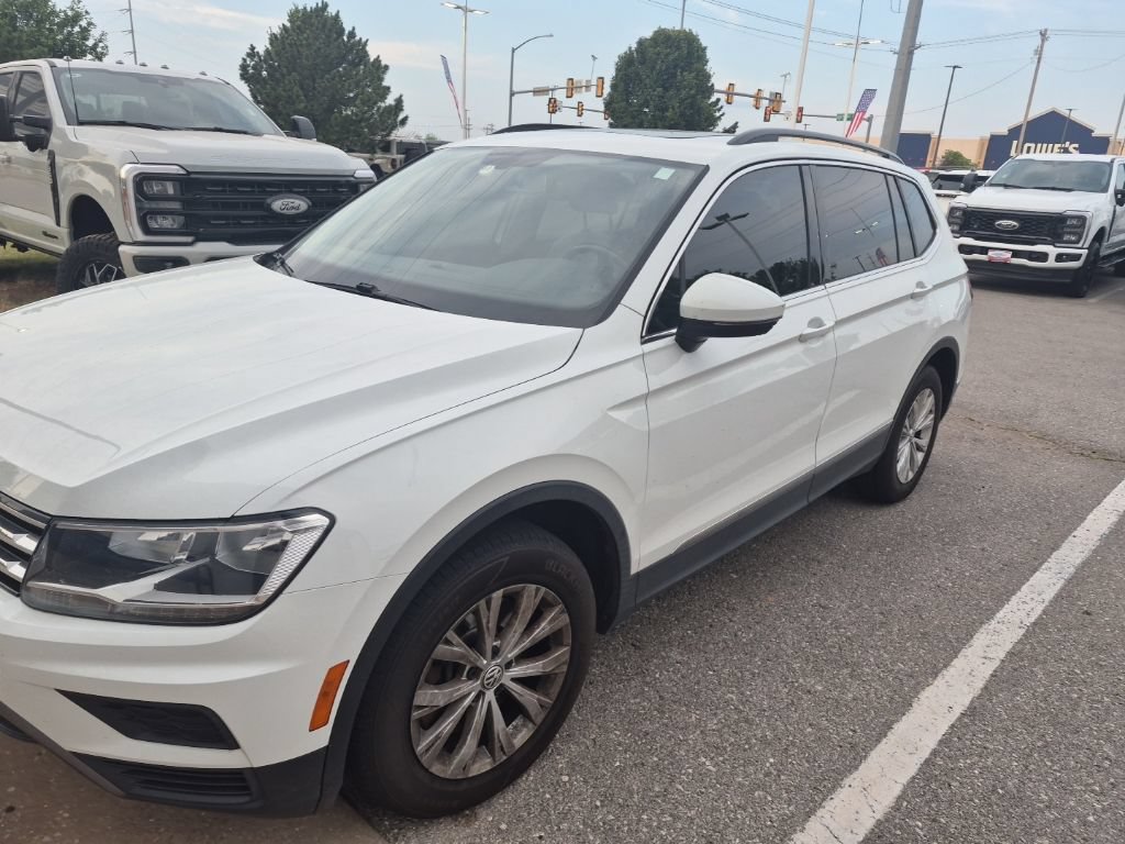 Used 2018 Volkswagen Tiguan SE w/ Panoramic Sunroof Package FWD image 3