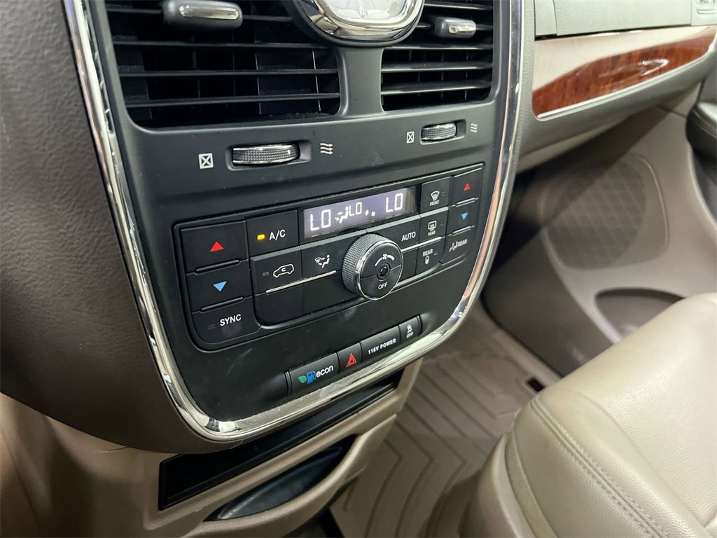 Used 2016 Chrysler Town & Country Touring image 15