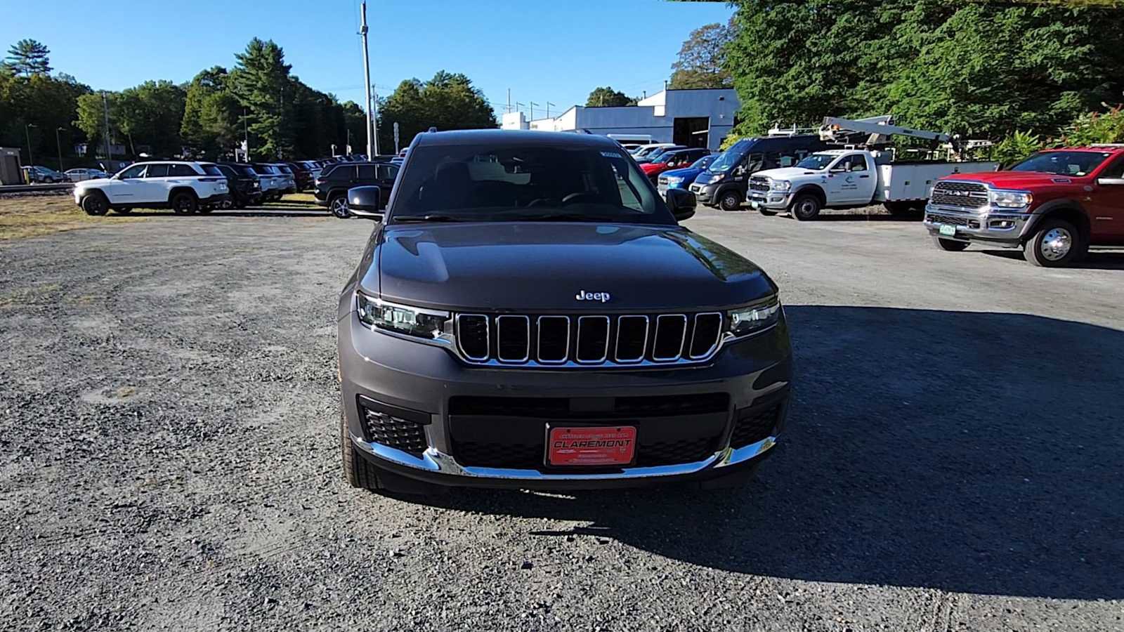 New 2025 Jeep Grand Cherokee L Laredo image 3