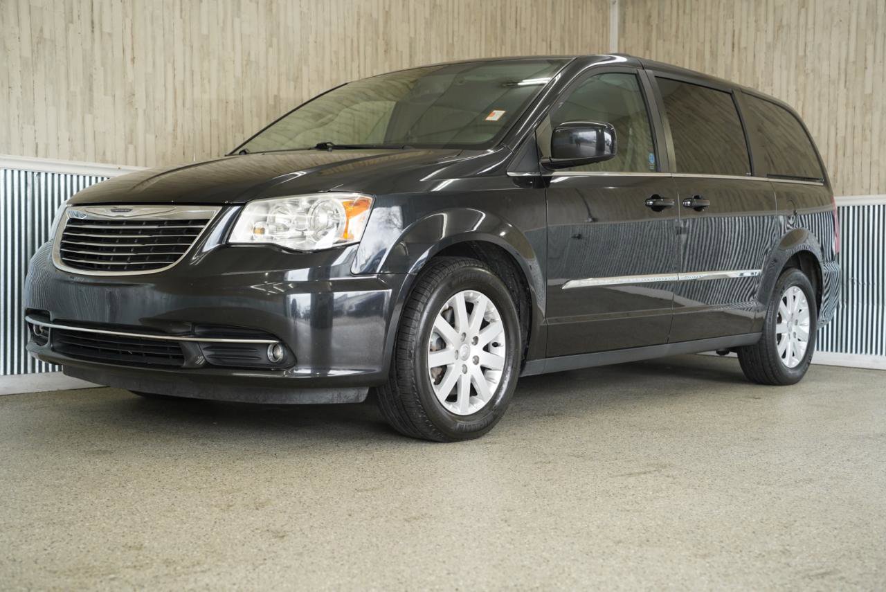 Used 2016 Chrysler Town & Country Touring FWD image 4