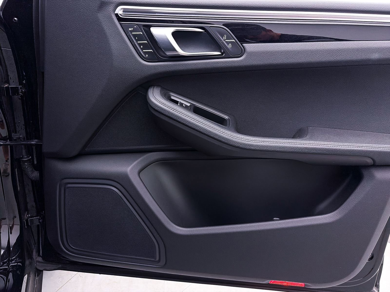 Used 2023 Porsche Macan Turbo image 38