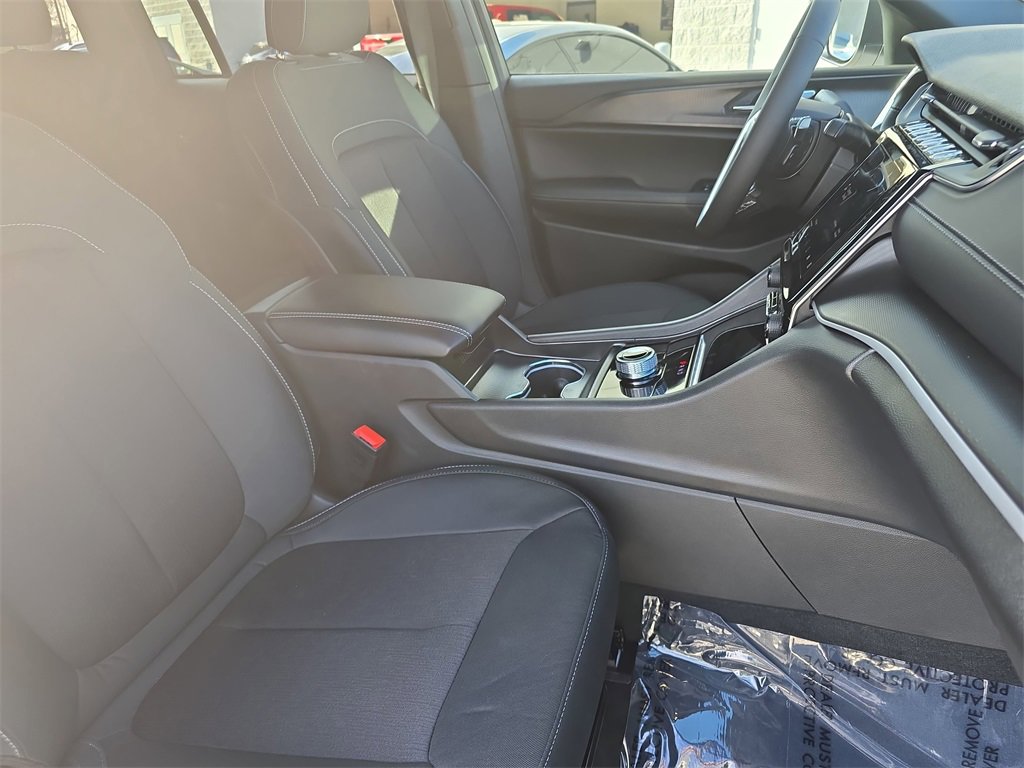New 2025 Jeep Grand Cherokee Laredo image 10