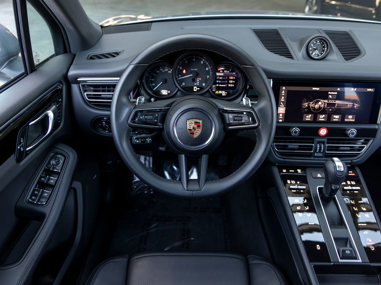 Certified 2025 Porsche Macan AWD/4WD image 38